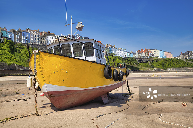 威尔士彭布罗克郡滕比港的船只在低潮时图片素材