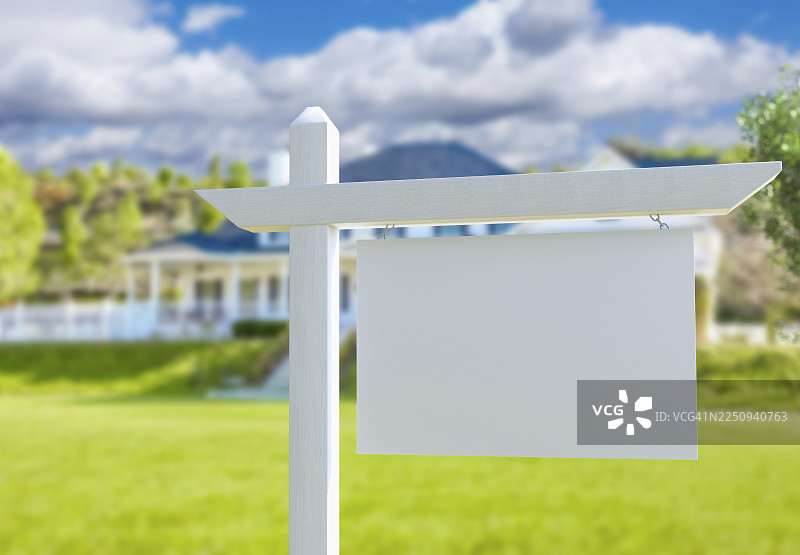 新房前空白的房地产标志图片素材