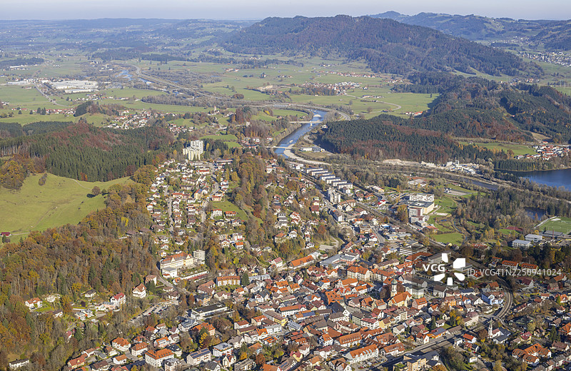从伊门施塔特角（Immenstädter Horn）的讲坛望向巴伐利亚州阿尔高地区伊门施塔特（Immenstadt）伊勒河谷（Illertal）的景色图片素材