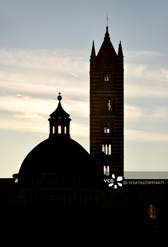 圣多明尼克眺望的锡耶纳大教堂 - 垂直剪影图片素材