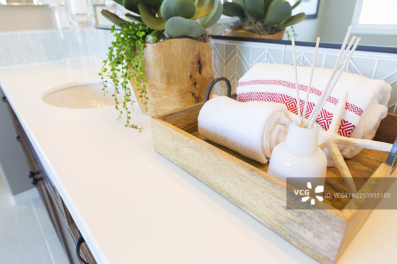 带有瓷砖背景装饰的新现代浴室图片素材