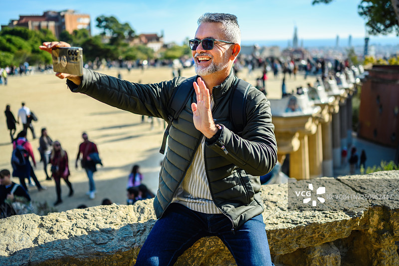 游客在巴塞罗那自拍图片素材