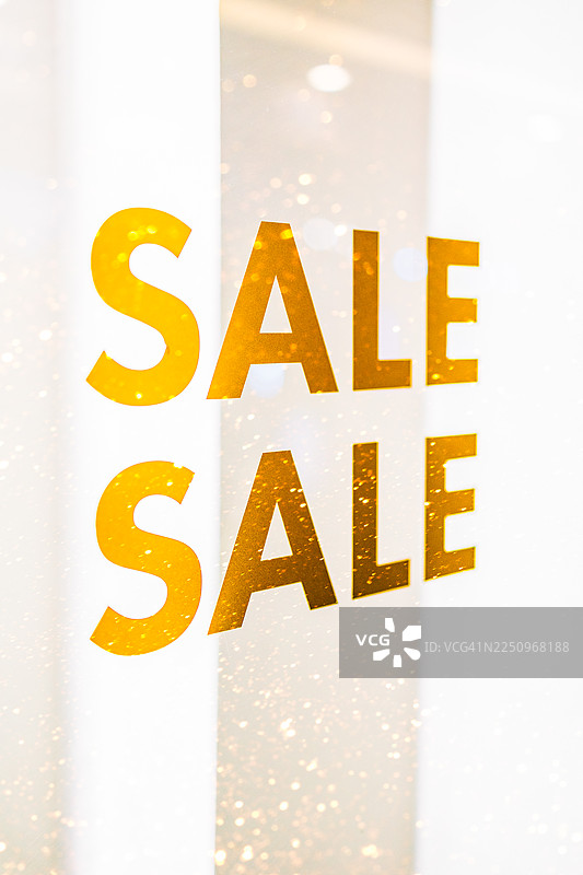 商店橱窗上的金色促销标志图片素材