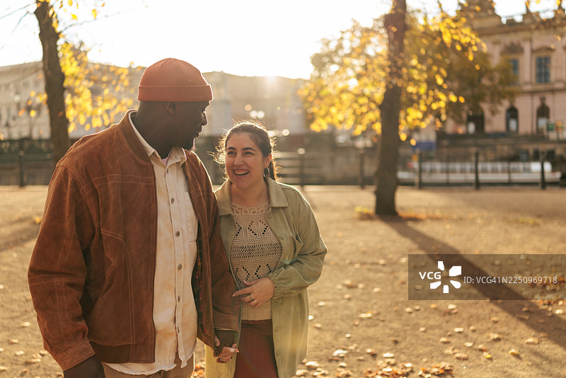 一对情侣在日落时分享受城市漫步图片素材