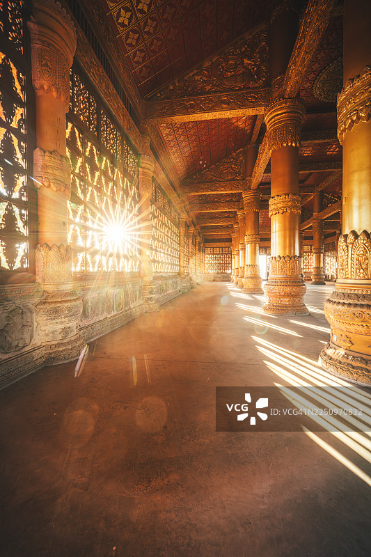 中国云南瑞丽傣王宫内部的金色柱子和阳光图片素材