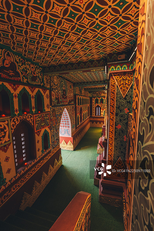 色彩斑斓的室内走廊，中国云南瑞丽“一寨两国”中缅边境村寨图片素材