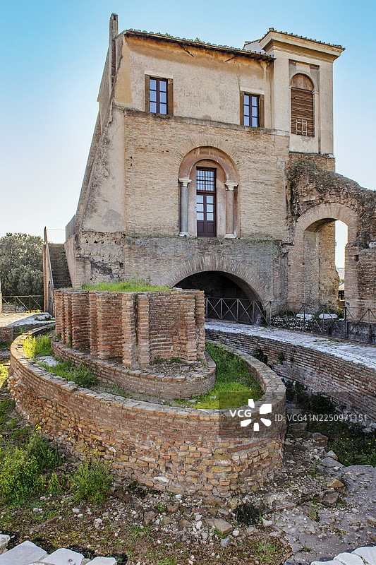 意大利罗马拉齐奥帕拉蒂尼山,前帝国宫殿多姆斯·奥古斯塔纳的古老椭圆形喷泉神殿遗址,其后是法尔内塞枢机主教奥多阿尔多·法尔内塞的别墅卡西纳·法尔内塞图片素材