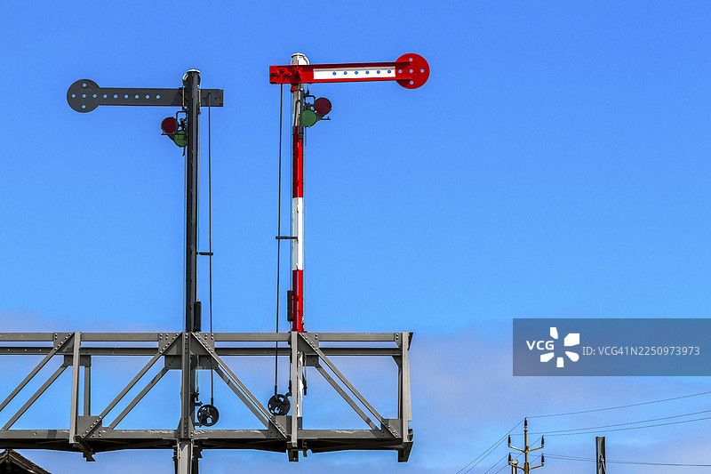 瑞士罗曼斯霍恩，蓝天下的铁路信号灯图片素材