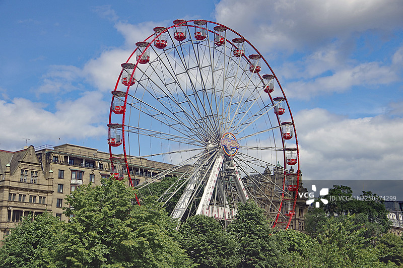 苏格兰首府爱丁堡新镇的摩天轮和绿地图片素材