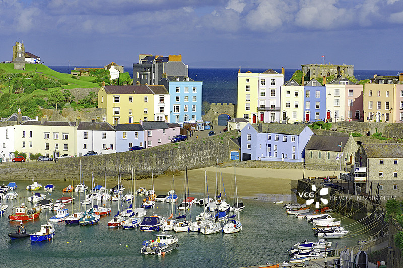 色彩缤纷的房屋、许多小船和海滩，位于英国威尔士的滕比图片素材