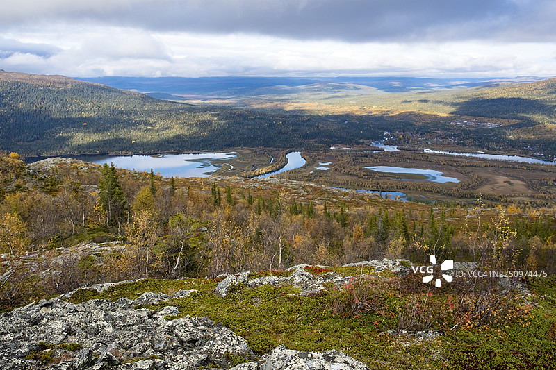 秋季景观，从萨勒克国家公园内鲁阿科克三角洲的南玛什山看到的景色，位于瑞典诺尔兰省拉普兰地区图片素材