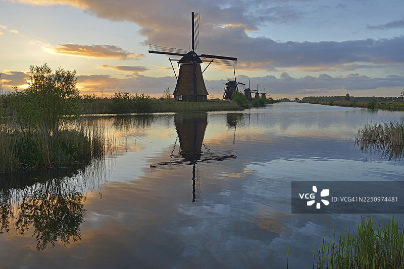 荷兰南荷兰省小孩堤坝的欧瓦尔瓦德圩田风车图片素材