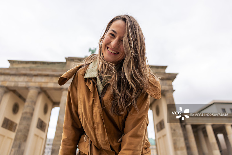 勃兰登堡门前一位快乐女士的微笑图片素材