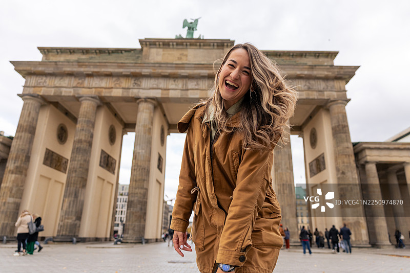 勃兰登堡门前大笑的快乐女子图片素材