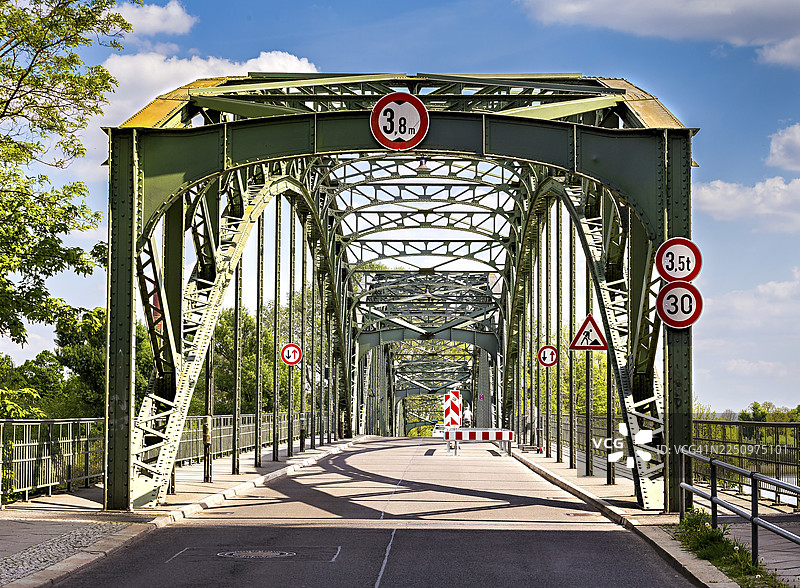 德国柏林斯潘道附近艾斯威尔德的钢铁桥图片素材