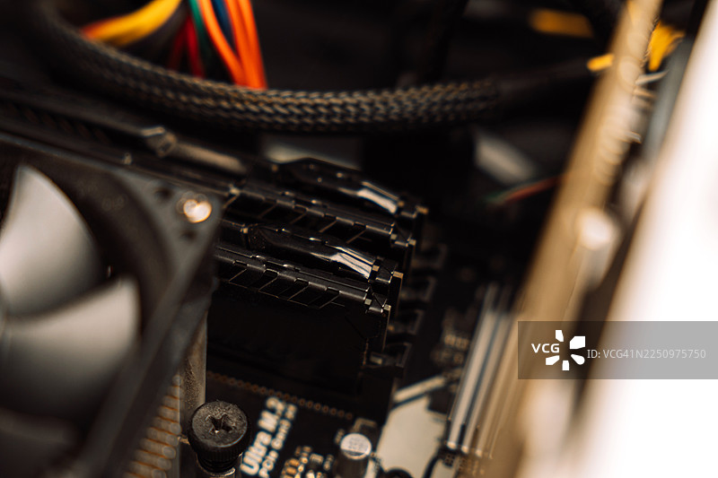 主板插槽中的内存条，浅景深图片素材