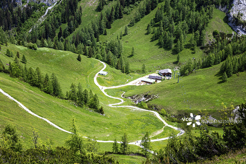 从耶拿峰俯瞰山谷及其徒步小径，贝希特斯加登，巴伐利亚，德国图片素材