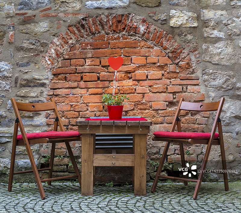 德国图林根州埃尔福特，光秃墙前的爱人座位图片素材