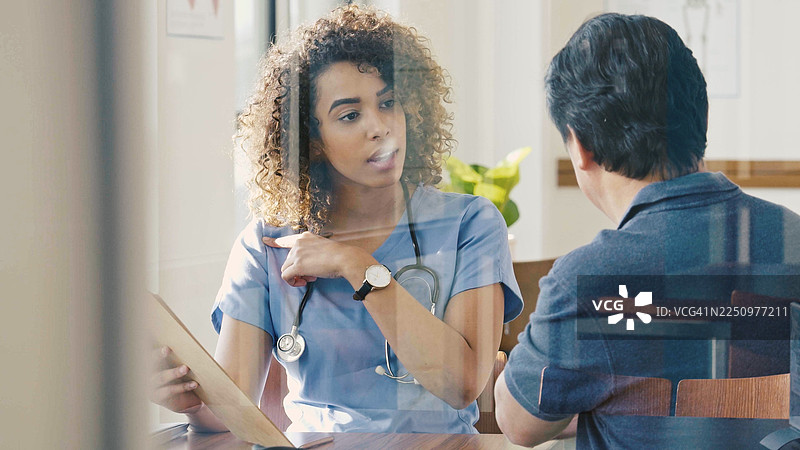 医护人员与患者咨询，讨论病历和健康问题图片素材