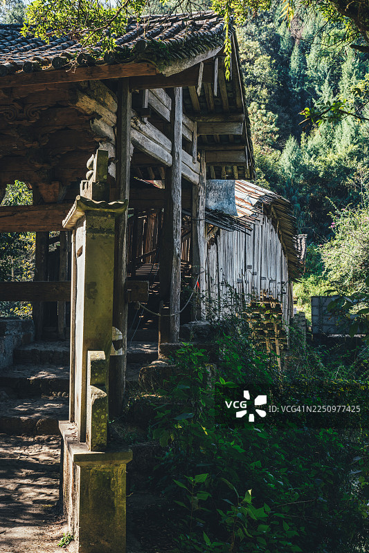 云南腾冲野猪峡的古老木质悬臂桥——叠水青桥图片素材