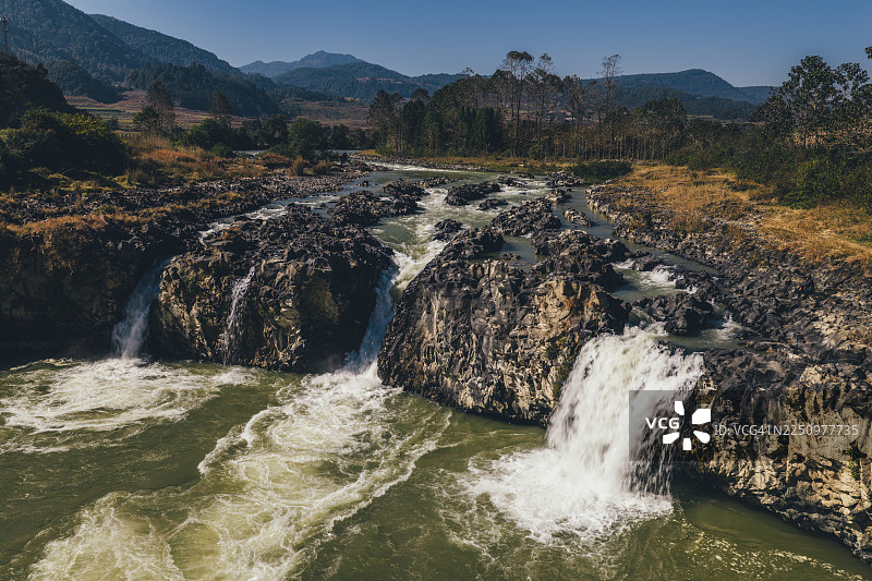 云南腾冲黑鱼河的动态瀑布图片素材