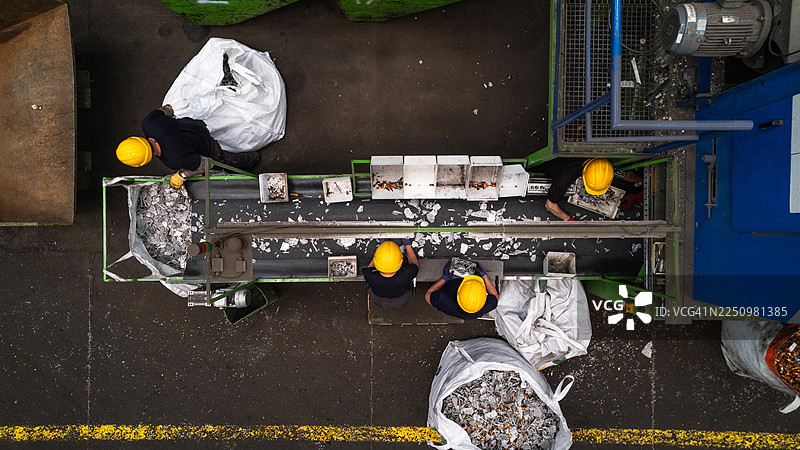 现代工厂铝碎片分拣站图片素材