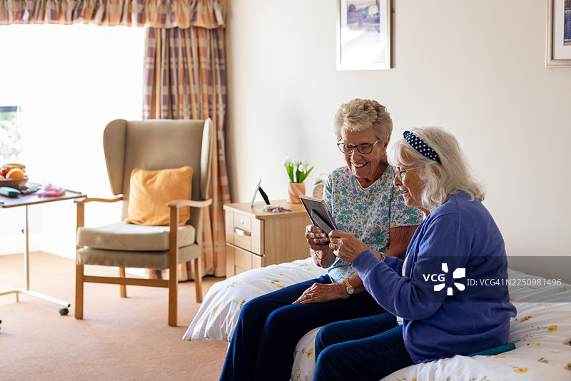 年长朋友们共度美好时光图片素材