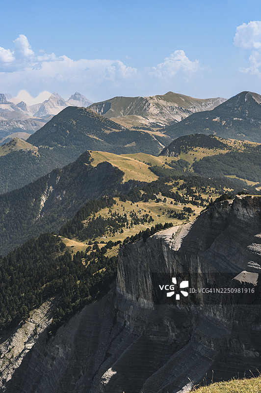 高对比度的航拍图，展示了韦尔科尔山脉的山脊和茂密的森林图片素材