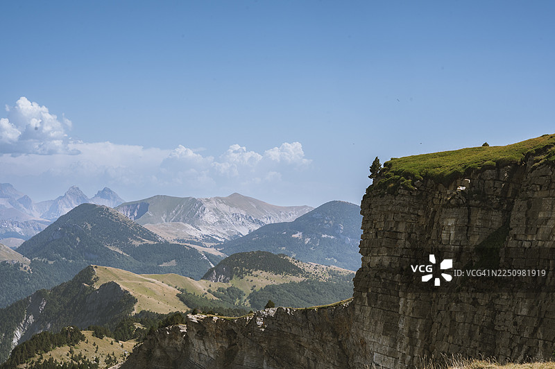 夏日晴空下，韦尔科尔石灰岩的陡峭侧面悬崖图片素材