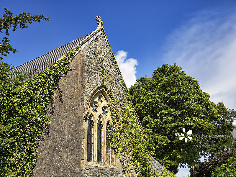 威尔士教堂，圆拱形窗户，圣加蒙教堂，卡佩尔加蒙，康威，威尔士，英国图片素材