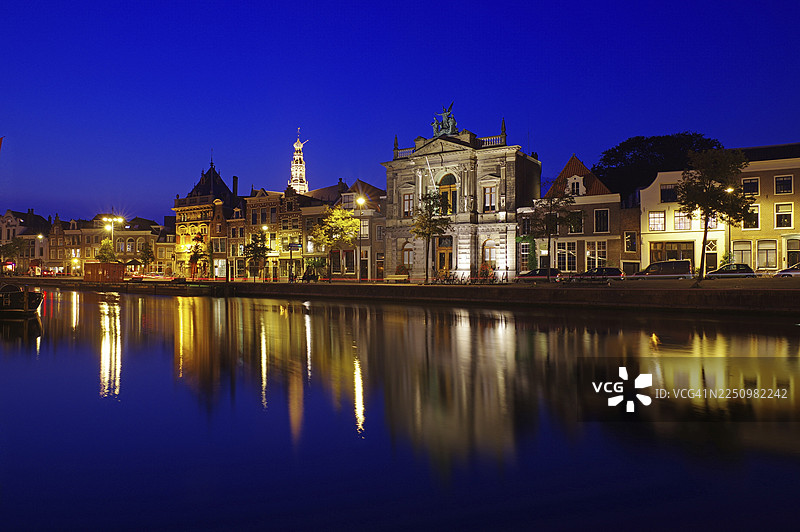 哈勒姆的运河与灯火辉煌的建筑，蓝调时刻，荷兰北荷兰省图片素材