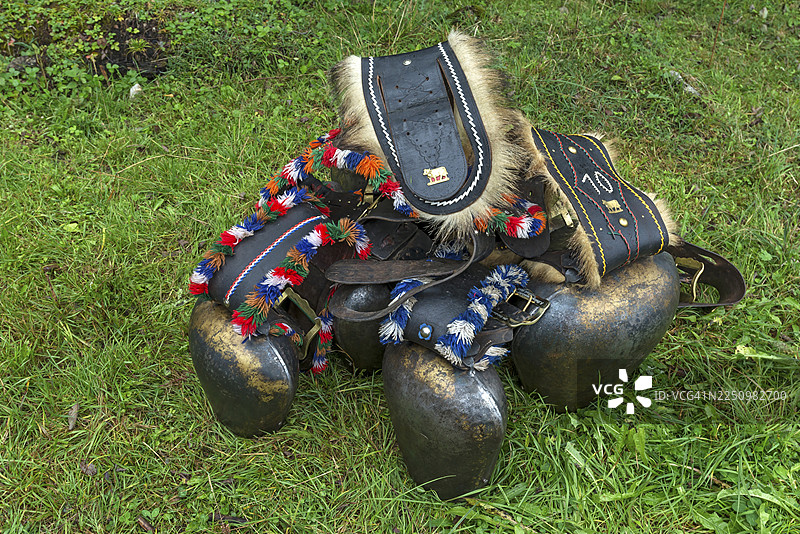 牛铃,为阿尔姆阿布特里布(Almabtrieb)而集结,山墙房屋,巴特兴旺,阿尔高,巴伐利亚,德国图片素材