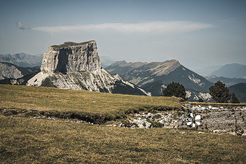 部分多云天空下的艾吉耶山和金色的高山牧场图片素材