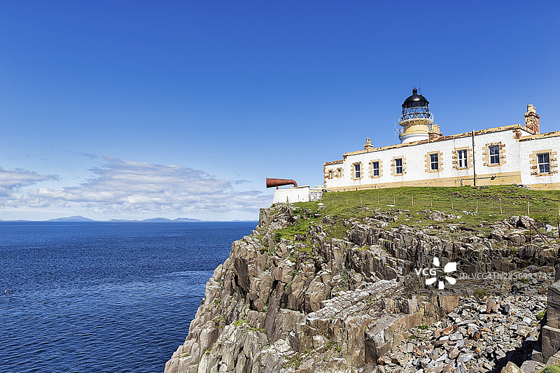灯塔与雾笛，位于悬崖上，尼斯特角半岛，邓韦根，西海岸，斯凯岛，内赫布里底群岛，苏格兰，英国图片素材