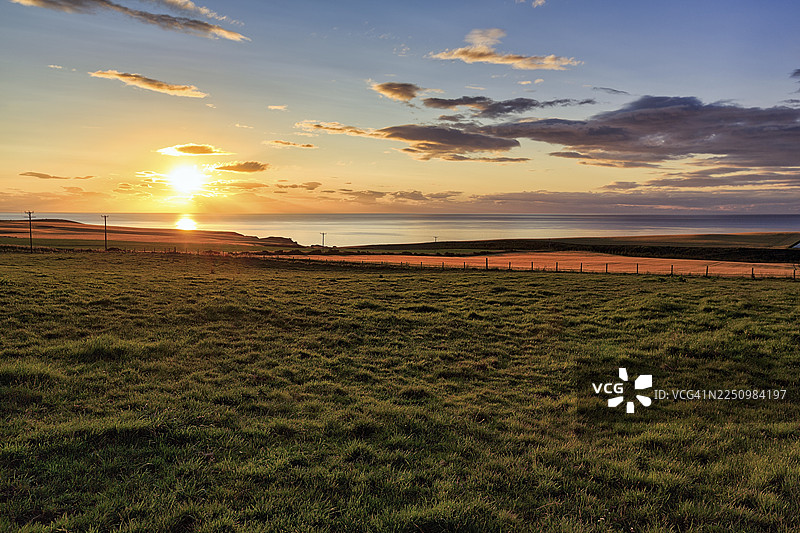 苏格兰阿伯丁郡海岸，有草地和农田，日落图片素材