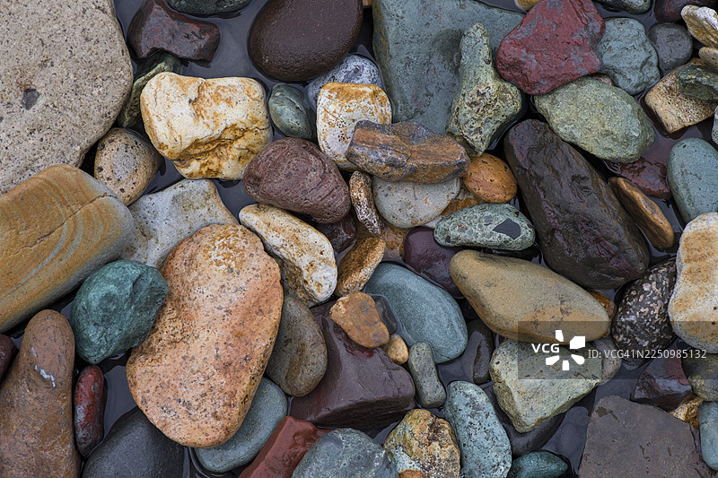 冰岛东南部隆索拉尔菲，溪流旁的彩色流纹岩图片素材