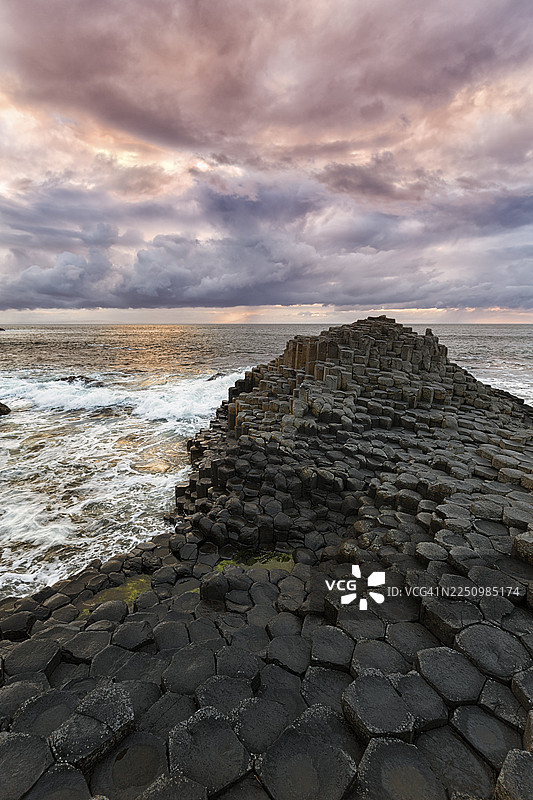 海边柱状玄武岩，巨人之路，长颈路，日落，安特里姆，北爱尔兰，英国图片素材
