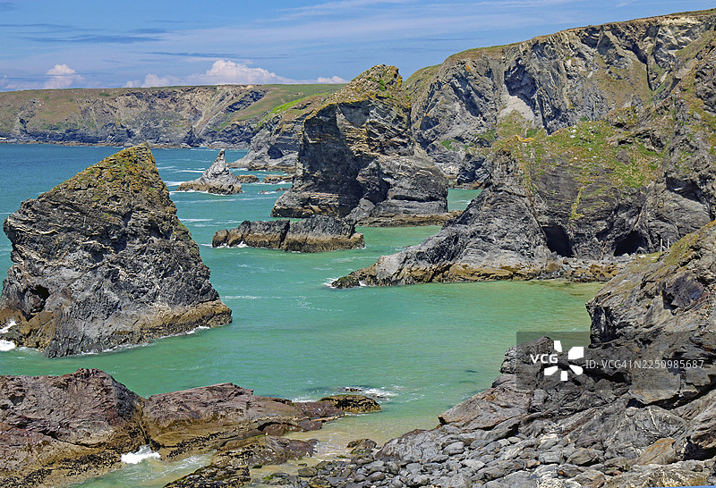 英国康沃尔郡贝德鲁森海滩粗犷的悬崖与绿松石绿色的海水图片素材