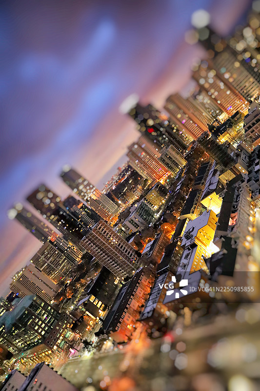 斜视镜头下的都市日出景象——预期与现实图片素材