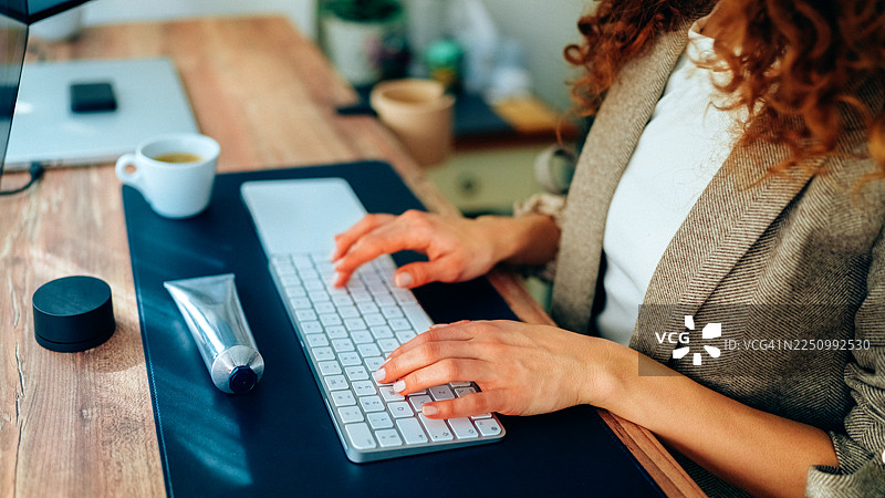 女商人居家办公室使用现代升降桌工作图片素材