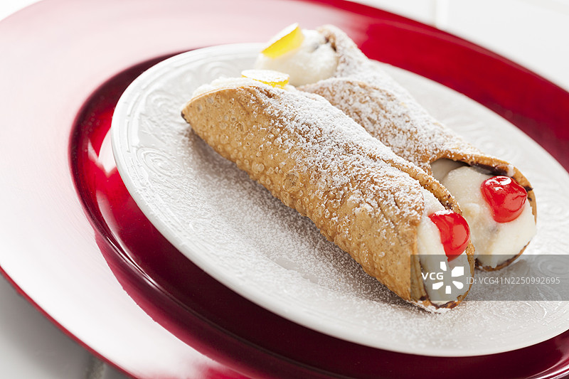 两个美味的奶油卷放在盘子里图片素材