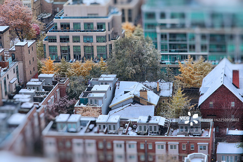 雪中的秋日迷你城市，移轴摄影图片素材