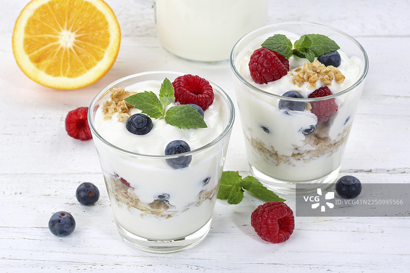 德国浆果酸奶，玻璃杯装水果麦片，早餐图片素材