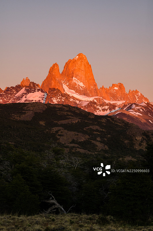 菲茨罗伊峰在日出时闪耀图片素材