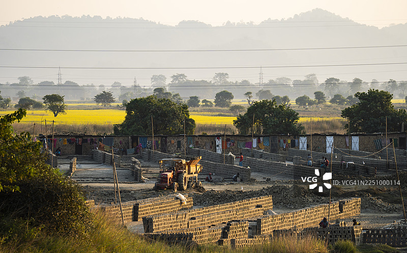 工人们在农村的砖窑里堆叠和晾晒砖块图片素材