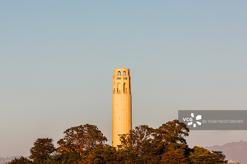 日落时分的科伊特塔，美国加利福尼亚州旧金山图片素材