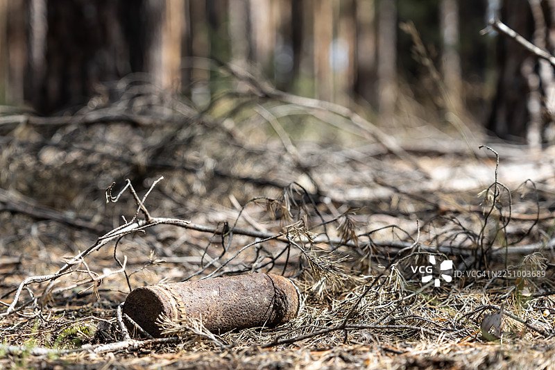 森林里一枚老旧的生锈手榴弹图片素材