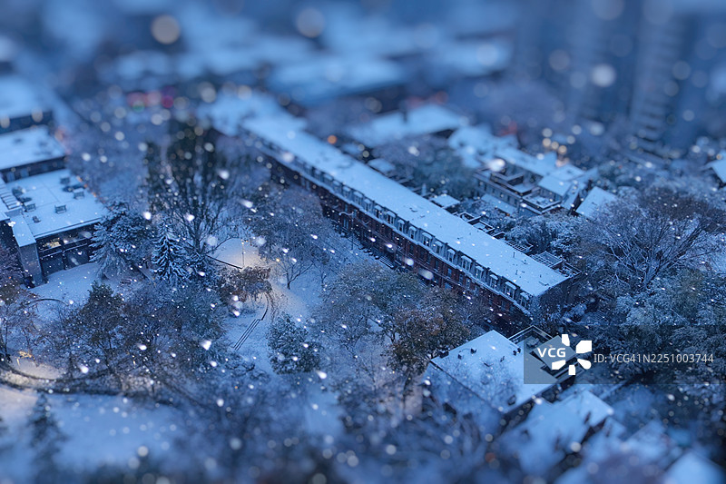 雪景蓝色时刻，小镇，移轴摄影图片素材