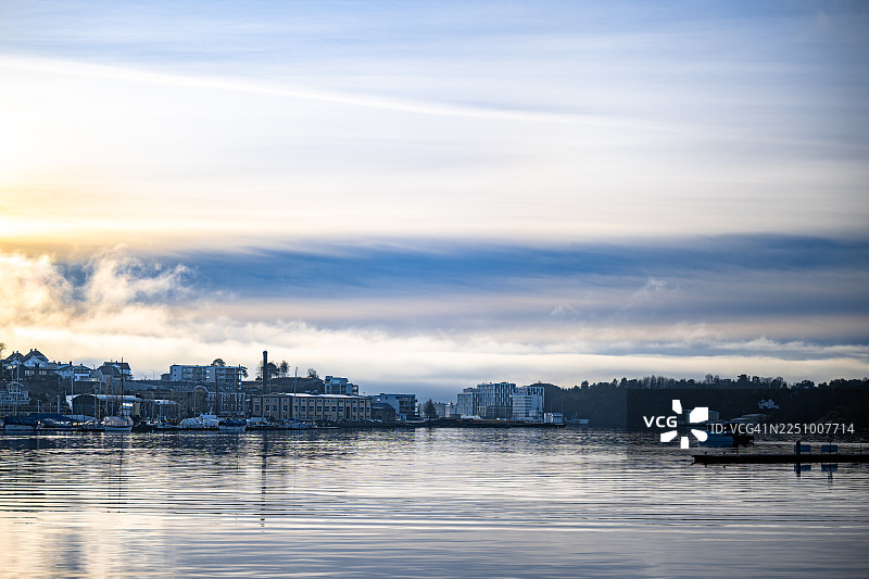 雾气正悄悄地侵入港口，吞噬着我们这些日子里仅有的一点阳光。图片素材