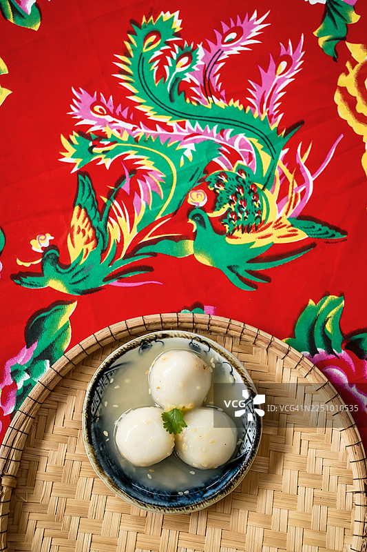 花纹红底上的白色糯米饭团图片素材